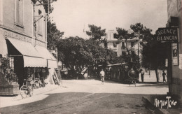 Delcampe - St Palais Sur Mer * Une Rue De La Commune * Train Locomotive Ligne Chemin De Fer * Commerce Magasin * Agence BLANCAN - Saint-Palais-sur-Mer