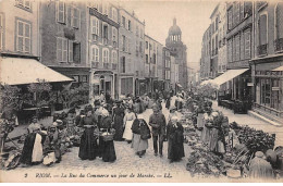 Delcampe - 63 - Riom - SAN20881 - La Rue Du Commerce - Un Jour De Marché - Riom