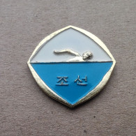 Delcampe - Swimming - North Korea, Vintage Pin / Badge - Zwemmen