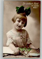 Delcampe - 38156286 - Kleines Maedchen Mit Gruener Schleife Im Haar Und Einem Bilderbuch Mit Giraffe - Mode