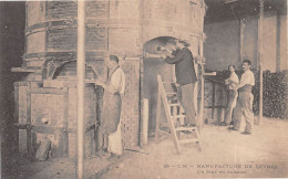 Delcampe - SEVRES (Hauts-de-Seine) - Manufacture - Un Four En Cuisson - Sevres