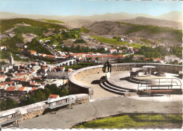 Delcampe - AUBENAS EN VIVARAIS (07) La Place De L'Airette ,la Table D'orientation ,Vue Panoramique Sur Le Pont D'Aubenas  CPSM  GF - Aubenas