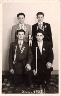Delcampe - [-5%] PHOTOGRAPHIE - Classe - 1953 - Groupe De Garçons - Badges - Chien En Peluche - Animé - Carte Postale - Fotografie