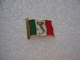 Delcampe - Pin's Du Drapeau Italien Avec Sa Botte - Städte