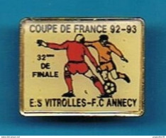 Delcampe - PIN'S //  ** COUPE DE FRANCE 92/93 / E.S  VITROLLES - F.C ANNECY / 32 Eme DE FINALE ** - Football