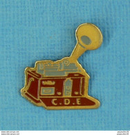 Delcampe - 1 PIN'S //  ** PHONOGRAPHE Ä CYLINDRE  C.D.E. ** - Music