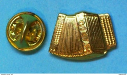 Delcampe - PIN'S //   ** ACCORDÉON / C.E.A. / COMMUNAUTÉ EUROPÉENNE DE L'ACCORDÉON ** - Music