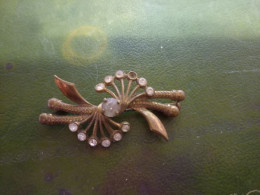 Delcampe - JOLIE BROCHE MANQUE 1 PIERRE - Broschen