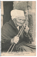 Delcampe - AWSP13-0801-REGION - COUTUMES-MOEURS ET COSTUMES BRETONS - Femme Allumant Sa Pipe /B - Bretagne