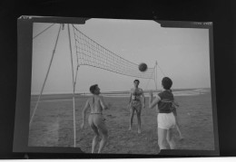 Delcampe - 118 NEGATIVE FILMS  - FILM NÉGATIF - PIN UP - Le Volley-ball De Plage - Beachvolley HOMMES TORSE NU - Plaques De Verre