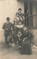 Delcampe - PHOTOGRAPHIE - Famille - Hommes - Femmes - Enfants - Costumes - Chapeaux - Bâtiment - Escalier - Carte Postale Ancienne - Fotografie