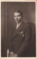 Delcampe - PHOTOGRAPHIE - Portrait - Jeune Homme - Costume - Double Boutons - Pochette De Soie - Cravate - Carte Postale Ancienne - Fotografie