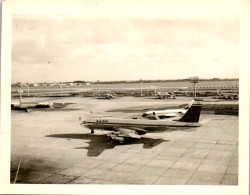 Delcampe - Photographie Photo Vintage Snapshot Amateur Avion Aviation Aéroport - Autres & Non Classés