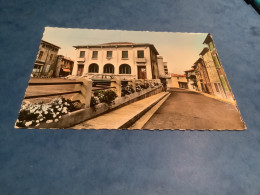 Delcampe - 84/ Cpm Valreas  La Poste Et La Place Du Cardinal Maury - Valreas