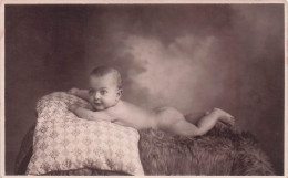 Delcampe - Photo-CPA . Un Beau Bébé Par  L. COURBET à PARIS . 1925 - Abbildungen
