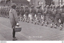 Delcampe - 240399Zou ,,HijÃƒÂ¢Ã¢â€šÂ¬Ã¢â€žÂ¢ÃƒÂ¢Ã¢â€šÂ¬Ã¢â€žÂ¢ Er Bij Zijn? (vouwen In De Hoeken) - Manöver