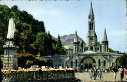 Delcampe - CPA Lourdes La Basilique Et La Vierge Couronnee - Lourdes