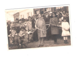 Delcampe - Carte Photo Alentours De Rouen Fete à Identifier Cortège Avec Voiture D'enfants - Da Identificare