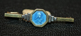 Delcampe - Broche Religieuse De Bavoir De Bébé Années 30 - Plaqué Or "Sainte Thérèse De L'Enfant Jésus - Lisieux" Religious Brooch - Religion & Esotérisme
