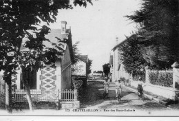 Delcampe - Châtelaillon Animée Rue Des Bons-Enfants Cyclistes - Châtelaillon-Plage