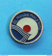 Delcampe - 1 PIN'S //   ** LA MARINE MOI / J'AIME ** - Militaria