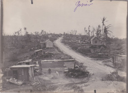 Delcampe - GUADELOUPE ÎLE DE GOSIER - Photo Originale Après Le Passage Du Cyclone Du 12-9-1928 Le Bourg Après Le Passage Du Cyclone - Lugares