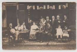 Delcampe - CARTE PHOTO : DEVANTURE D'UN CAFE - SUPERBE SCENE DE TERRASSE - LAMPIONS - VERMOUTH - CHAMPAGNE " CRUCIFIX " - - To Identify