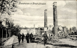 Delcampe - CPA Brest Litowsk Weißrussland, Brandruinen In Der Stadt, Kriegszerstörung I. WK, Deutsche Soldaten - Belarus