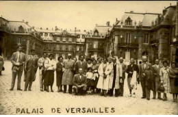 Delcampe - MONUMENTS - Carte Postale Photo - Groupe De Touriste Au Château De Versailles - L 66862 - Schlösser