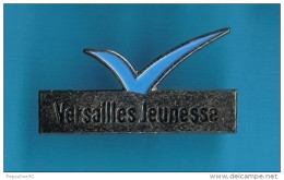 Delcampe - 1 PIN'S  //    ** VERSAILLES JEUNESSE ** - Città