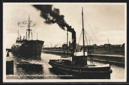 Delcampe - AK Emden, Ein Überseedampfer Passiert Die Seeschleuse - Emden