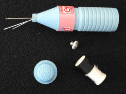 Delcampe - Cousette Publicitaire Plastique Bouteille D'eau EVIAN Aiguilles Et Dé A Coudre Bobine De Fils Blanc Et Noir Pour Couture - Sonstige & Ohne Zuordnung