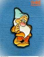 Delcampe - 1 PIN'S // ** PERSONNAGE " TIMIDE " BLANCHE NEIGE ET LES 7 NAINS ** . - Disney