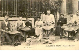 Delcampe - METIERS - Carte Postale De Salies De Béarn - Un Groupe De Sandaliers -  L 158632 - Craft