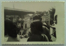 Delcampe - PHOTOGRAPHIE VIETNAM DALAT TB PLAN STAND Marchand Ambulant Sur Marché Années 50 - Vietnam