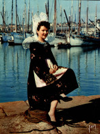 Delcampe - W8 - La Bretagne - Jeune Fille Fouesnantaise Sur Le Port De Concarneau (Finistère) - Concarneau