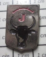 Delcampe - Pin810a  BOVIN VACHE TAUREAU MANADE LETTRE J ROSE - Animals