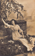 Delcampe - Photo Montage 1916 Girl In Dress Near Stone Wall Flower Bouquet Vintage Postcard - Blumen