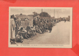 Delcampe - MARRAKECH Cpa Animée En Attendant La Visite Du Président De La République Française        179   CAP - Marrakech