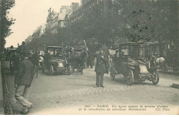 Delcampe - PARIS  2eme Arrondissement  Carrefour Montmartre " Un Agent Assure Le Service D'ordre De La Circulation " - Paris (02)