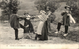 Delcampe - CPA Types D Auvergne La Bourree Folklore Costume - Bailes