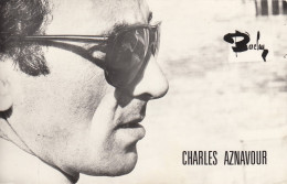 Delcampe - CARTE PUB CHARLES AZNAVOUR CHANTEUR - DISQUES BARCLAY - CLICHE BALUCCI - Sänger Und Musikanten