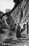 Delcampe - 01 PEROUGES Jeune Pérougienne En La Rue Des Rondes Coté Nord (Scan R/V) N° 1 \MR8062 - Pérouges