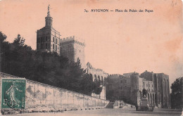 Delcampe - 84 AVIGNON PLACE DU PALAIS DES PAPES - Avignon