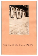 Delcampe - 1930 - PHOTOGRAPHIE SUR FEUILLE CARTONNEE -  ORAN - LA GARE P.L.M - ENFANT - VELO - VOITURE - JEUX - Oran