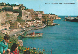 Delcampe - MALTE MALTA - GENERAL VIEW - GRAND HARBOUR - ENFANTS AU 1ER PLAN QUI REGARDENT LE PORT ET LES BATEAUX  TIMBRE 5C - Malta