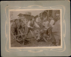 Delcampe - Kabinett Photo Männer Sägen Holzbalken, Tischler, Schubkarre - Sonstige & Ohne Zuordnung