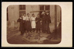 Delcampe - Foto-AK Kinder Beim Spielen Im Freien - Otros & Sin Clasificación