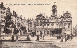 Delcampe - 69 LYON PLACE DES TERREAUX HOTEL DE VILLE ET FONTAINE BARTHO - Sonstige & Ohne Zuordnung