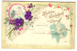 Delcampe - Stoff-Präge-AK Turteltauben Und Eine Brieftaube Im Pflanzenrahmen, Zwei Veilchen Aus Stoff - Sonstige & Ohne Zuordnung